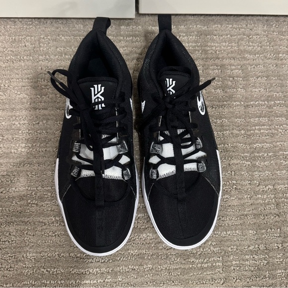 Nike Kids Kyrie Flytrap 6 'Black White' - Picture 10 of 12